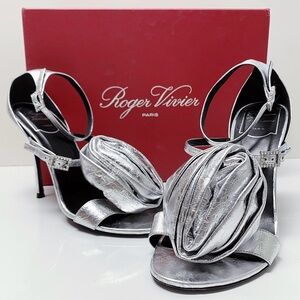 Roger Vivier Silver Leather 3D Rose and Roll Open Toe Strappy Sandals 38 8 100mm